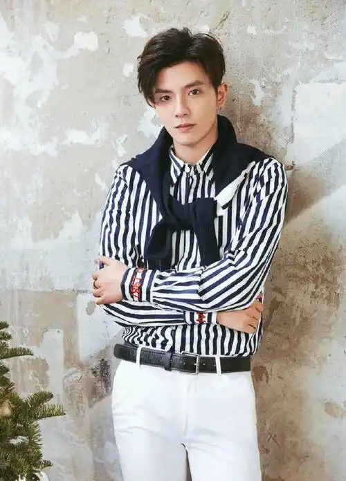 男生三七分长鬓角露额头发型图片温文尔雅