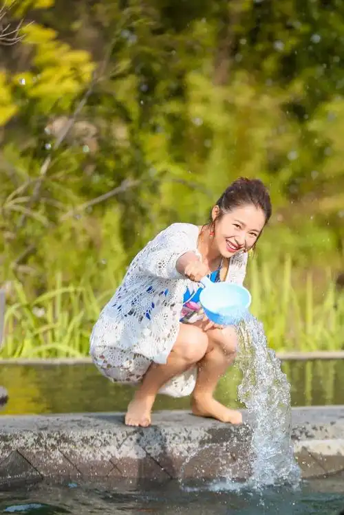 江一燕身着碎花泳衣