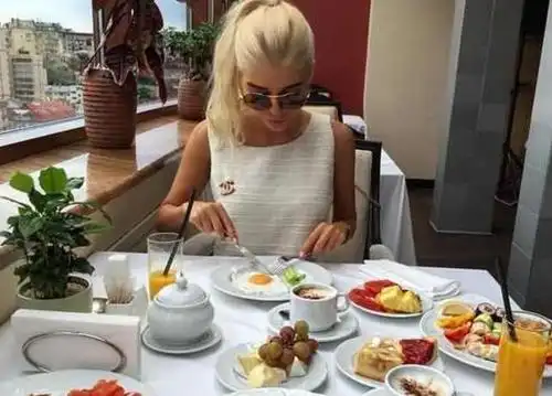 美国人一日三餐吃什么?看完他们的伙食,网友:难怪留学的都胖了