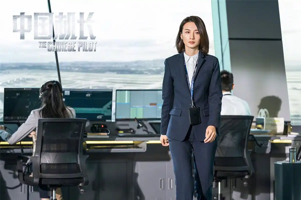 电影《中国机长》曝光一组女演员剧照,陈数在片中饰演机长(张涵予饰)