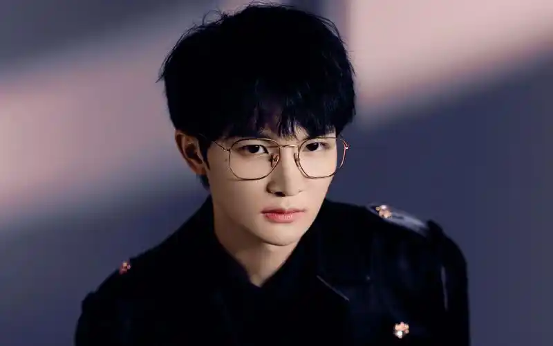 论周深和眼镜的适配度