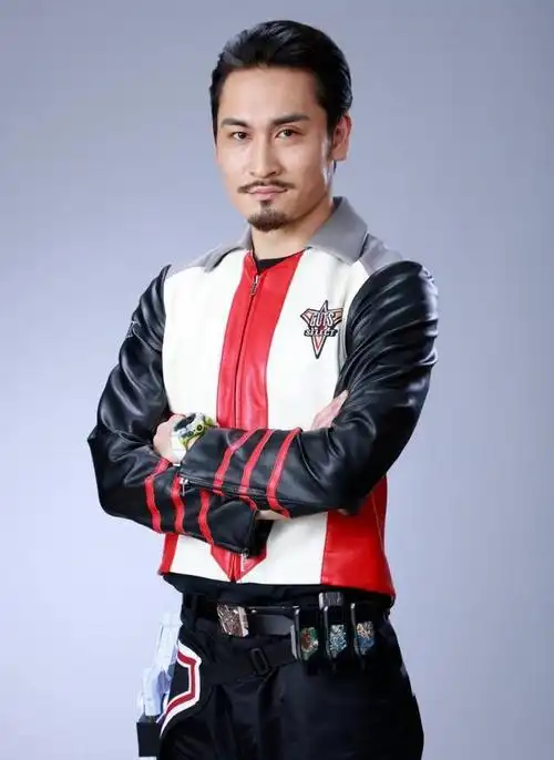 特利迦奥特曼他的扮演者高木胜也在今年担任了,隔壁机界战队侏兰的