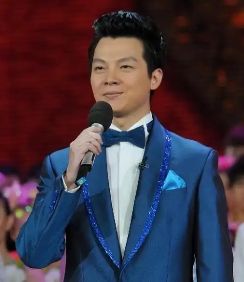 在其他主持人束手无策之际,任鲁豫挺身而出,抓起话筒,随机应变地展开