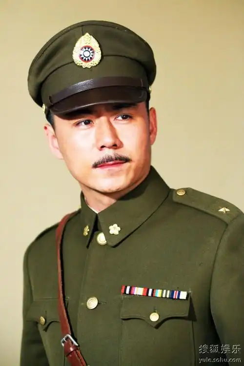 常铖魅力军装照曝光 《王者风范》联手陈宝国