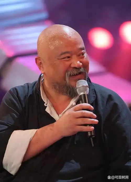 淡出演艺圈后,老演员李琦独自摆摊卖烤串,50元一串贵不贵?