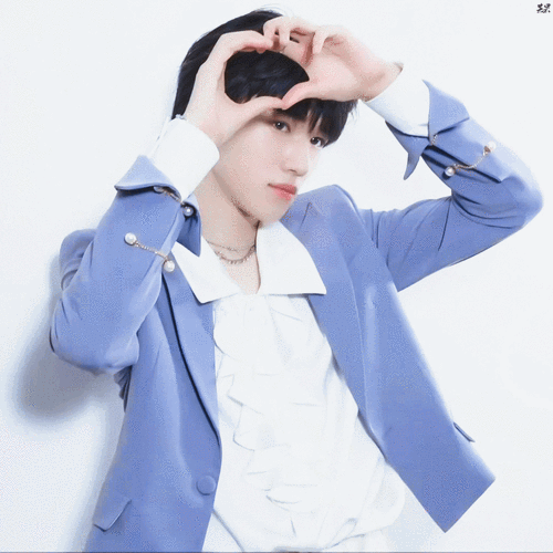 来看宋亚轩花式比心沉浸在小宋老师超治愈的笑容里走不出来了