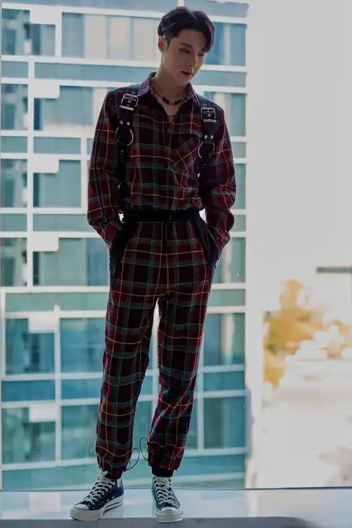 小绵羊张艺兴风格多变(穿蓝色卫衣配卡其工装裤尽显潮男范)-造名服