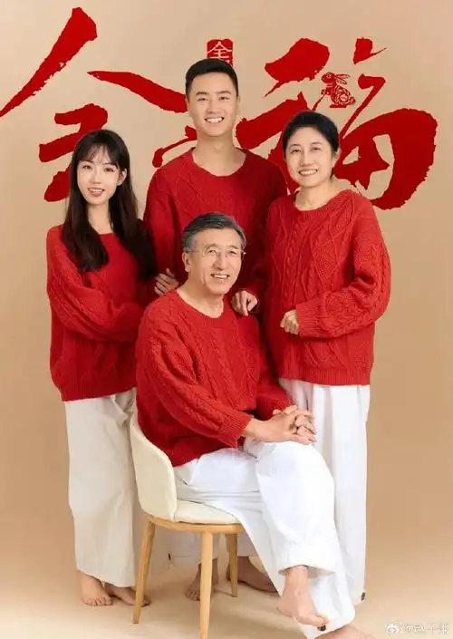 女生为全家买新衣拍全家福