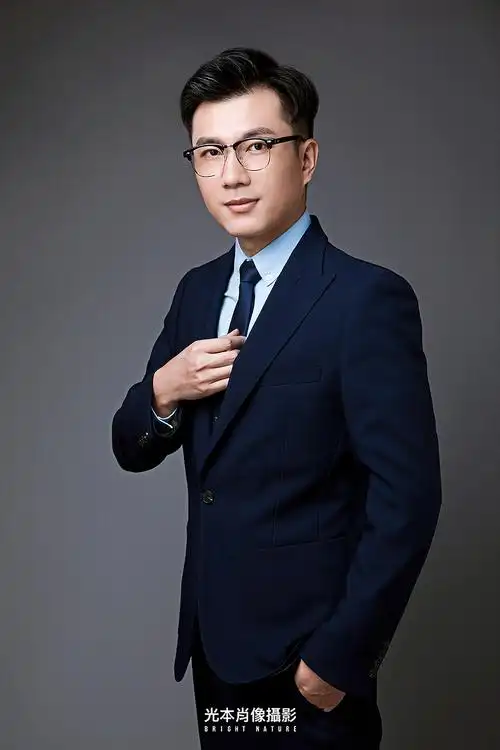 纵横职场的一张职业形象照