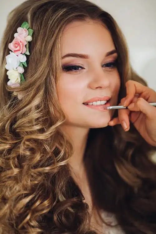 美丽的女人有明亮的眼妆性感的化妆用黑色眼线笔箭头时尚优雅的晚妆