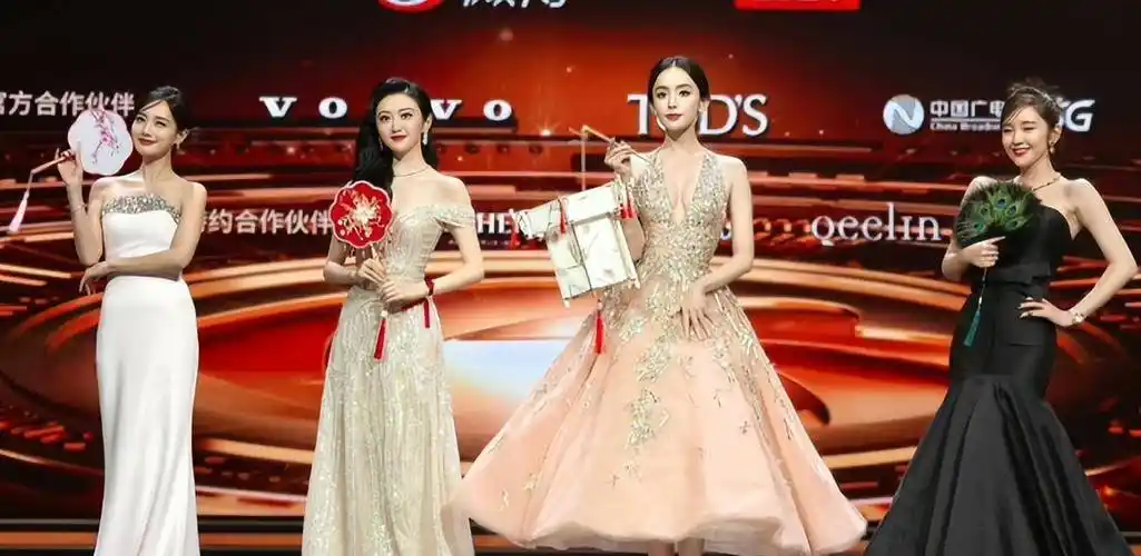 当26岁关晓彤跟33岁金晨站在一起,我才彻底明白,什么叫顶级骨相_李沁