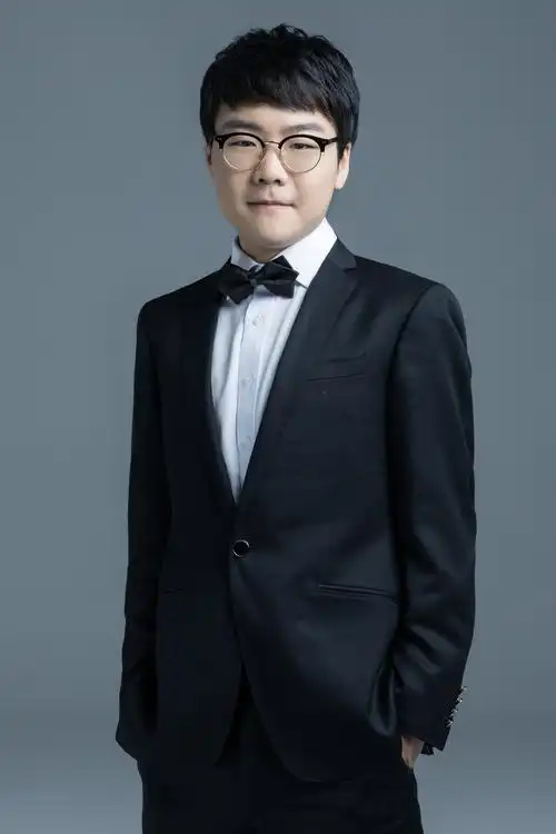 给大家看一下我们新赛季的定妆照吧(西服)