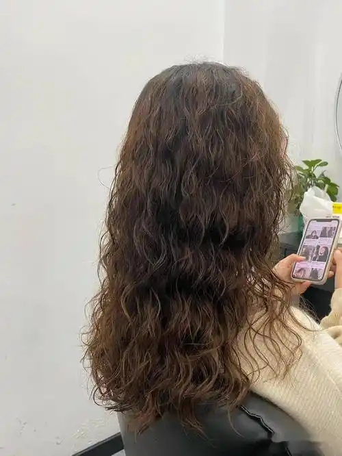 2022发型别乱剪,烫发就选"卷卷烫"_中国_形象_人类