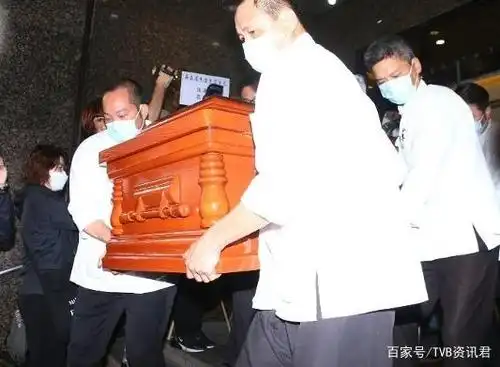 大约一小时后,告别仪式完成,工作人员将吴孟达的灵柩移送上灵车.