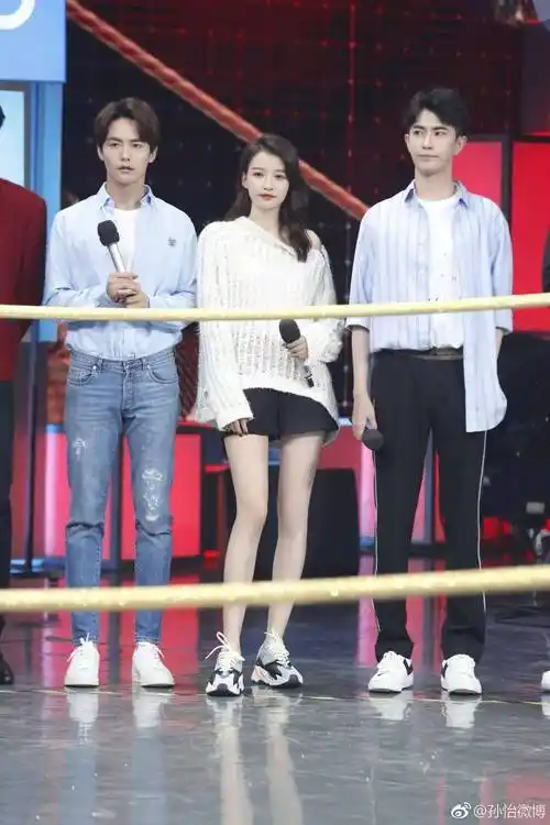 她曾自爆过身高和体重: 170cm,97斤.