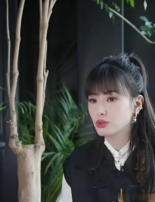 东方卫视万蒂妮:曝光2次离婚,还带女儿净身出户,本人正面答复