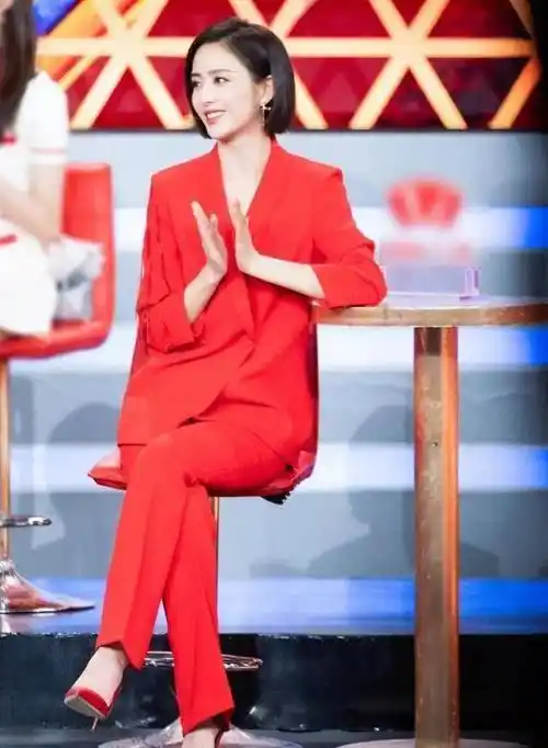 38岁的佟丽娅美成仙女,红色西服配红色直筒裤,明媚大气又喜庆_西装