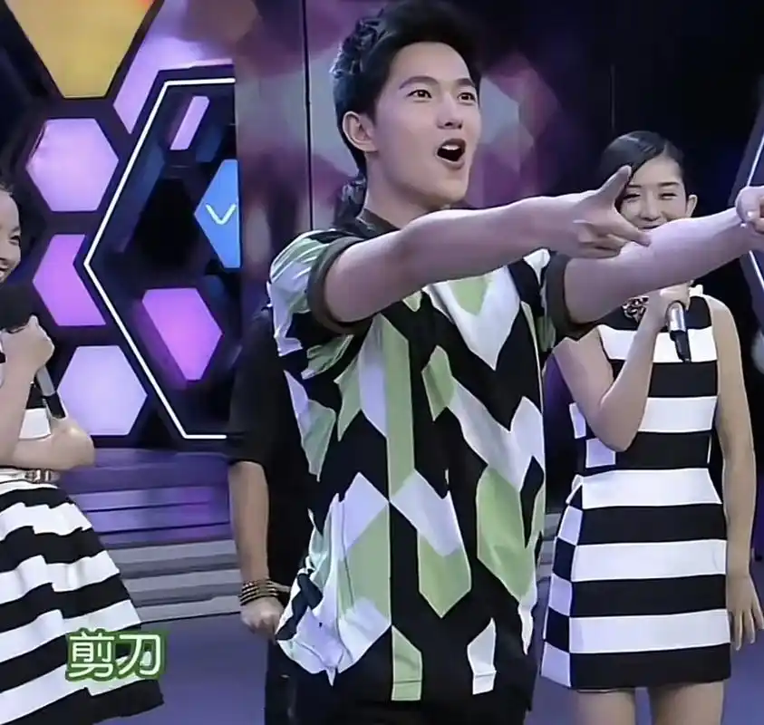 杨洋 真人版石头 剪刀 布 这每个动作都是意料之外 太搞笑了吧[笑哭]