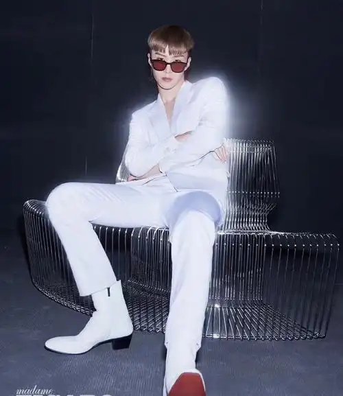 范丞丞《figaro》时尚大片曝光,西瓜头红色连体衣,看起来有点媚