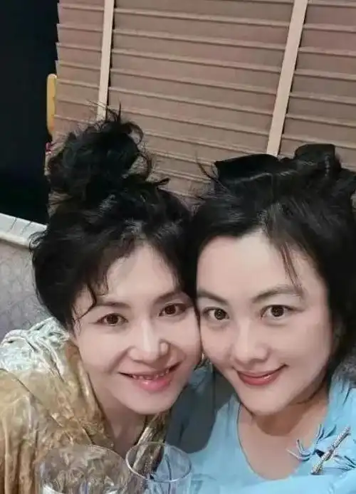 歌手李健妻子正脸首曝光眉清目秀素颜温婉超吸睛夫妻相十足