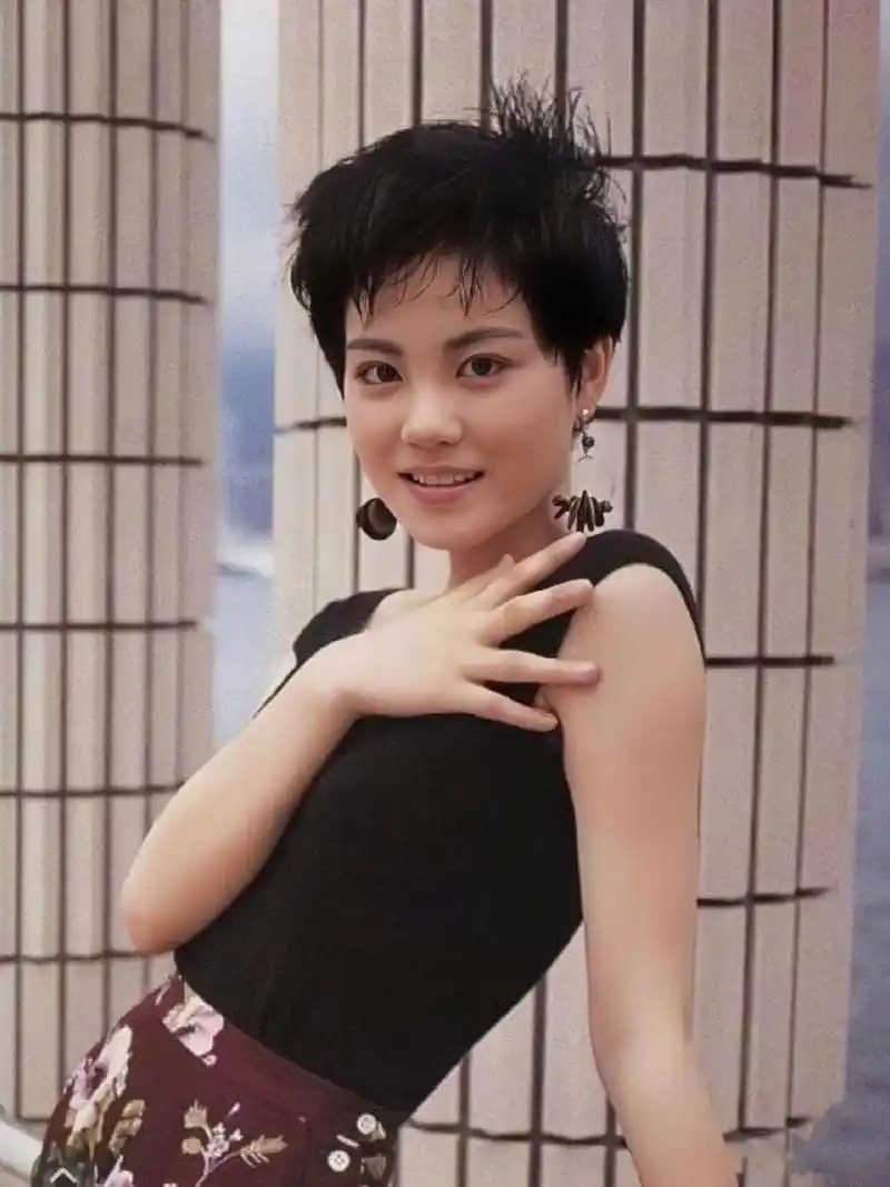 年轻时的短发的王菲,妩媚中透着爽朗,360无死角的美,娇媚脱俗.