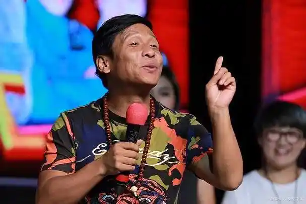 2000年,19岁的宋小宝身高也长到了1.6米,可他依然还是民工桥的常客.