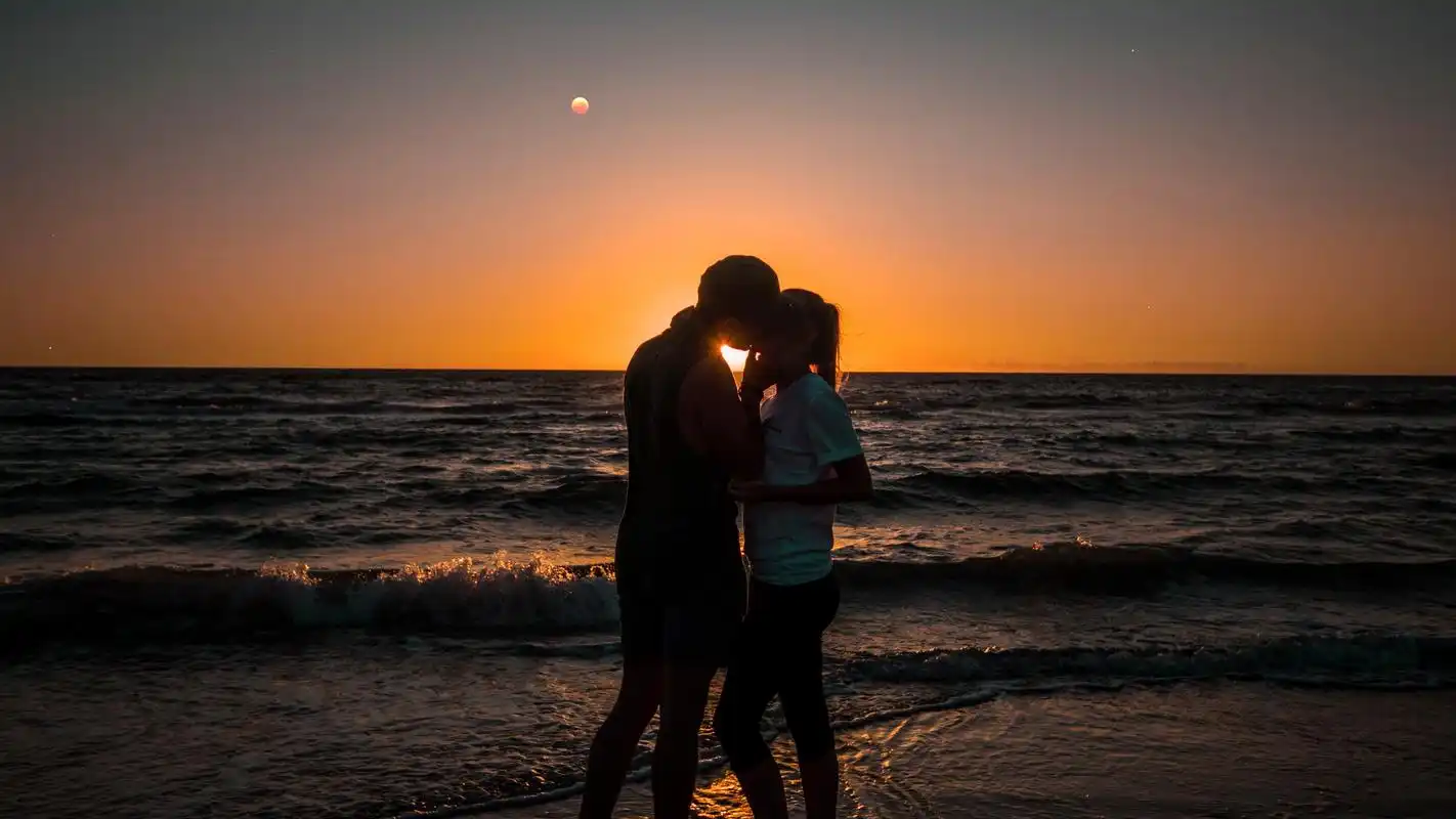 黄昏海边浪漫情侣图片高清原图下载,黄昏海边浪漫情侣图片,高清图片
