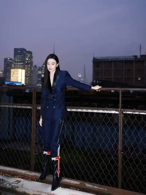 宋佳出席路易威登2022春夏女装秀 利落西装酷似女舰长