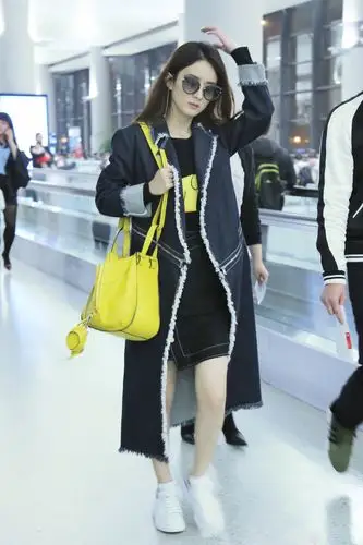 赵丽颖机场现全脸,一身简单穿搭衣让人感觉干净清爽