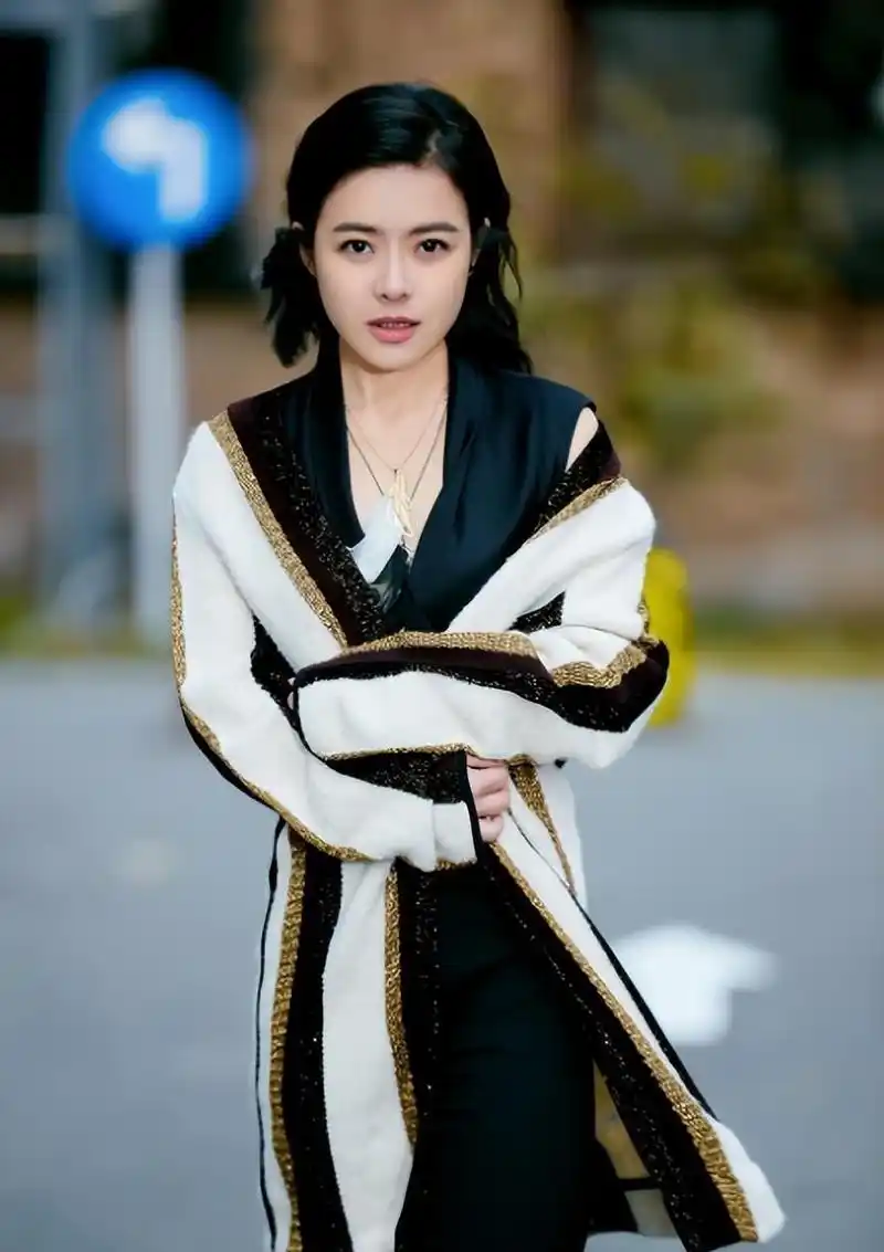 东方卫视主持人陈辰与歌手余笛结婚,41岁生小宝宝,日子过得怎样