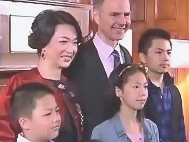 回顾生恩不如养恩金星领养的三个孩子如今长成这样