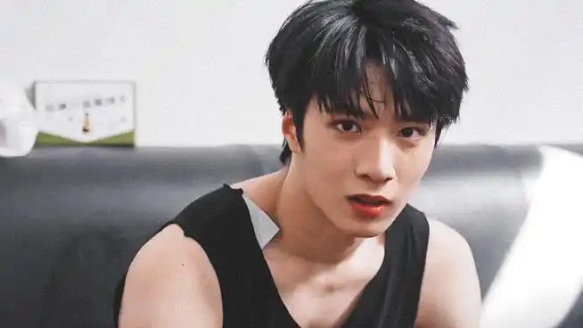 刘耀文的肌肉线条好绝