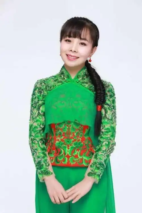 回顾歌手王二妮:23岁成名,放弃百万年薪下嫁农村丈夫过得怎样