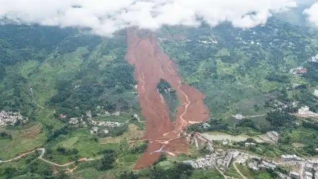 伴随夜里"轰隆"一声巨响,坪地村岔沟组村民们背靠的这座山突发滑坡