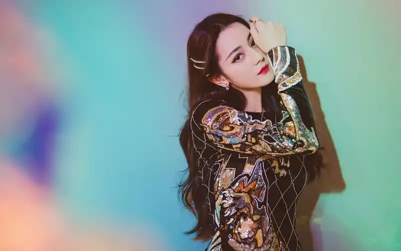 迪丽热巴性感优雅图片壁纸-美女壁纸-高清美女图片-第5图-娟娟壁纸