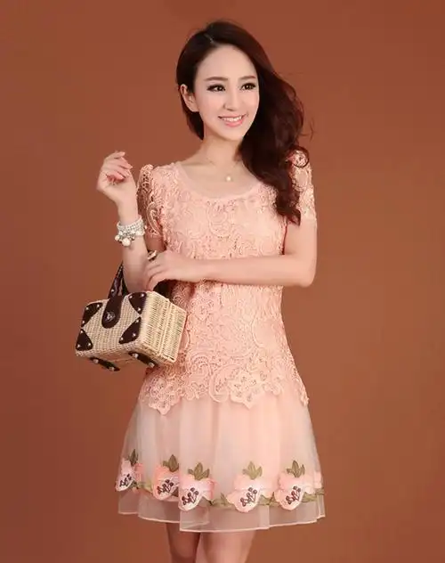 女粉红色短袖圆领欧根纱连衣裙