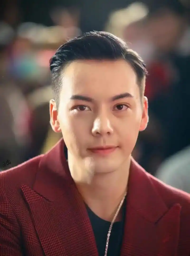 看到陈伟霆的素颜,瞬间缓解了我的容貌焦虑.