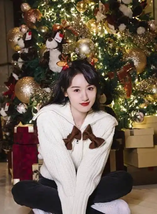 袁冰妍帅酷穿搭真高级,条纹衬衣配大地色毛衣,时髦减龄显质感_服装