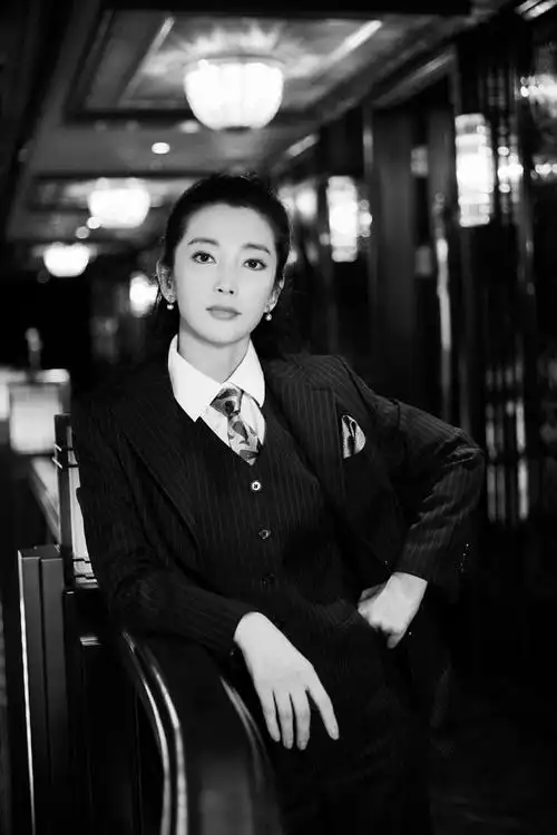 李冰冰复古西装大片曝光表情酷帅气场强大