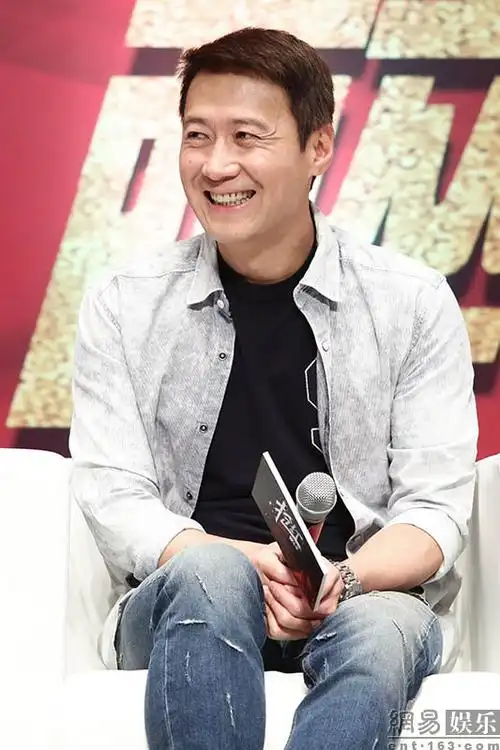 黎明导演今日很开心 笑到鱼尾纹灿烂盛放