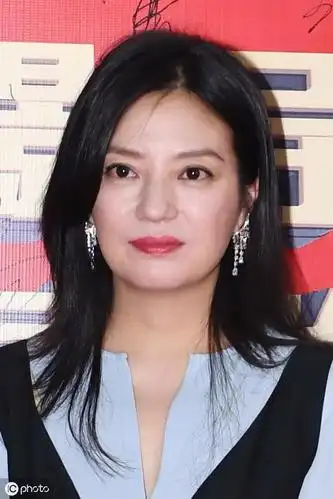 "大眼女星"赵薇美照,酒红色卷发很女人