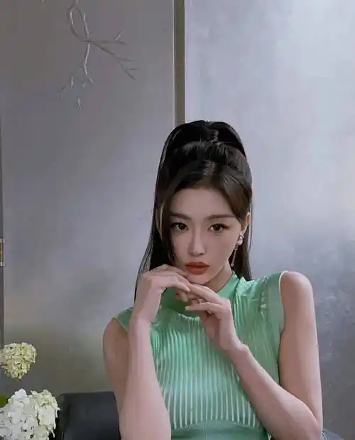 小演员孔雪儿身穿中长款绿色连衣裙,腰线纤细,腰臀比完美_照片_马尾