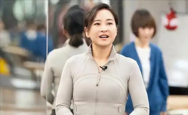 这么快就反弹了网友洛杉矶偶遇贾玲圆肩驼背身材走样