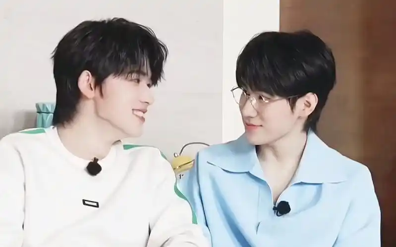 是不是有张真源在的地方 宋亚轩才能笑的那么甜