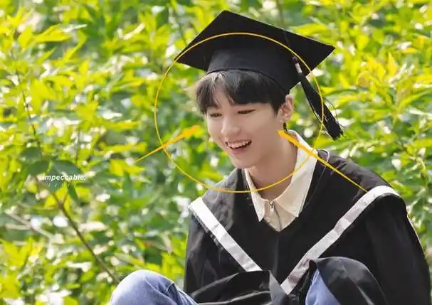 关晓彤周也在线比美,两人却被王俊凯抢了风头,王俊凯生图太惊艳