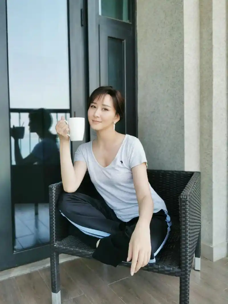 胡静的素颜真美,难怪会受到富商垂爱!