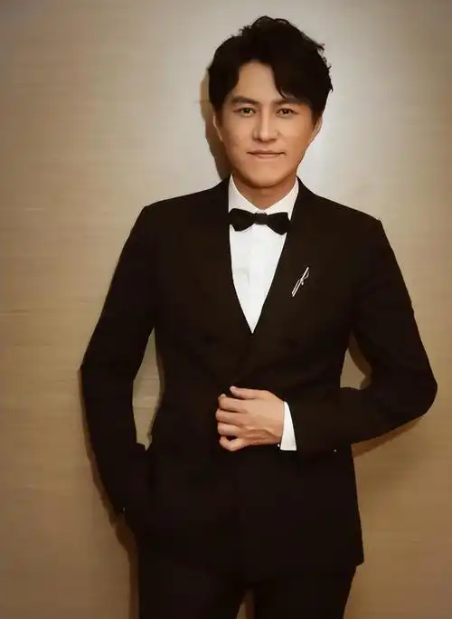 尖嘴猴腮别硬演富豪角色,8位男明星,站在那就是"人间富贵竹"