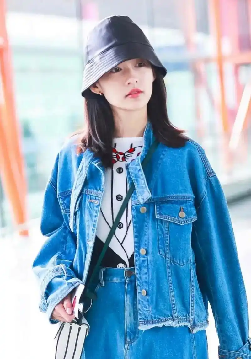 李沁的私服真好看,一身牛仔穿搭,青春时尚,又美又酷!