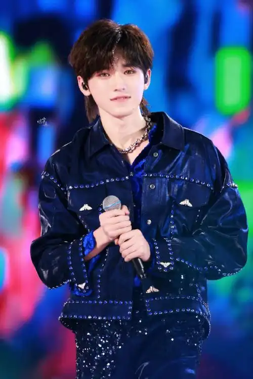 宋亚轩楼间楼演唱会##时代少年团楼间楼演唱会##宋亚轩蓝色烟熏妆