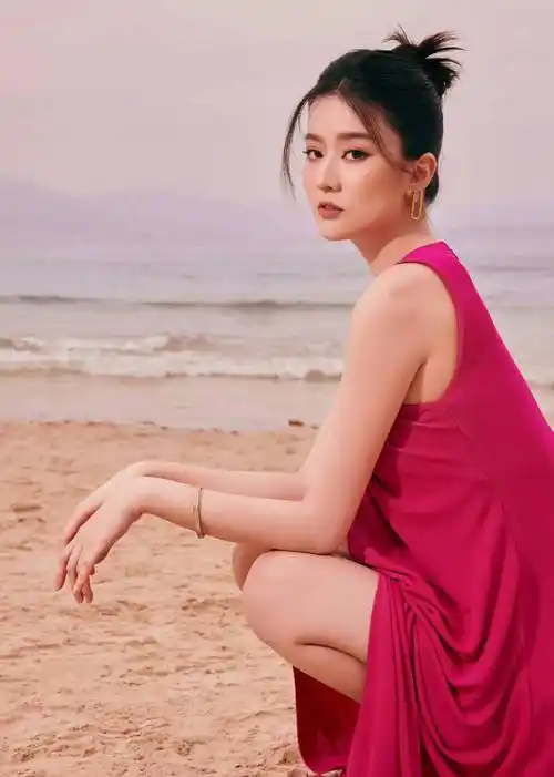 乔欣海边红裙写真 美艳大气 身姿婀娜曼妙 魅惑撩人_活动_裙摆_造型